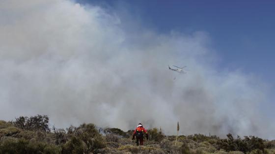 Brannkonstabel og helikopter 