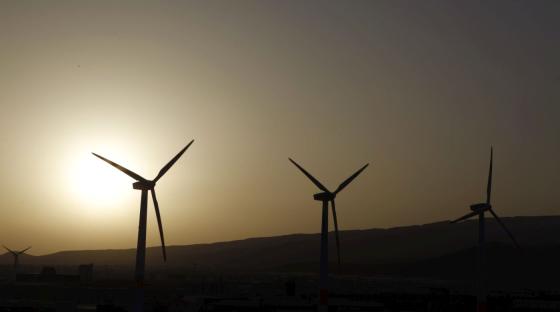 Vindturbiner i solnedgang på Gran Canaria.