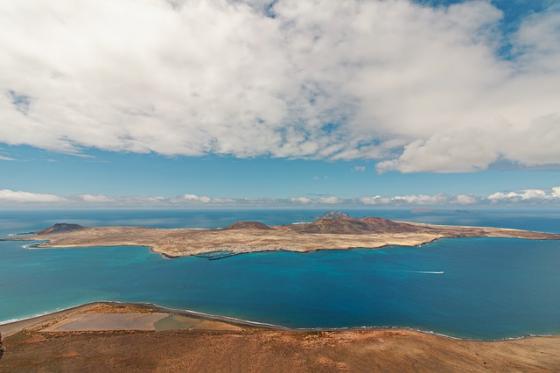 Båten av patera-typen nærmet seg kysten av La Graciosa da den ble møtt av en båt fra sjøredningstjenesten.