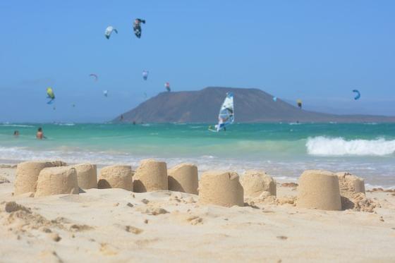 Corralejo-stranden på Fuerteventura med øya Los Lobos i bakgrunnen. 