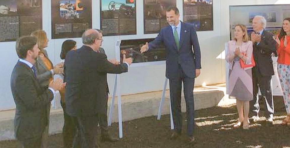 Kong Felipe VI (midten) på romobservatoriet i Telde i går.