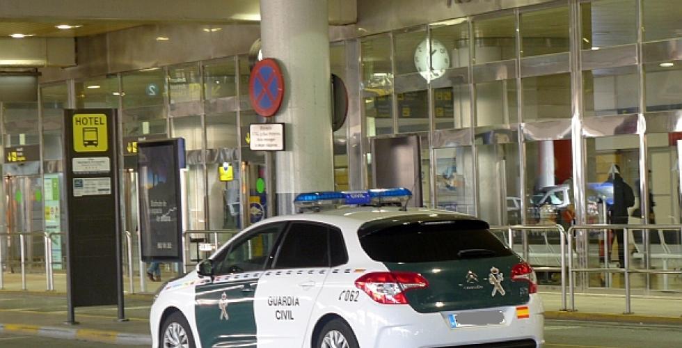 Politibil guardia civil parkert på flyplassterminal