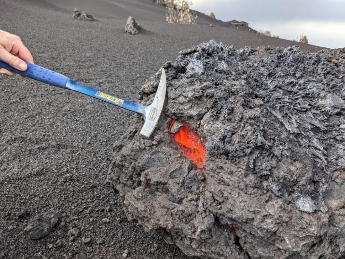 Vulkanutbrudd på La Palma 2021. Dag 40. Lavabombe. Vulkanutbrudd på La Palma 2021. Dag 40. Lavabombe.